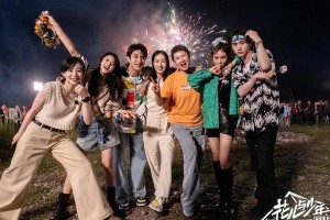 《花儿与少年4》首播：杨幂带队露营，真实互动获赞