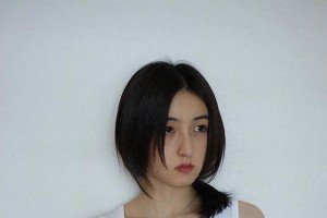 张子枫五一度假晒照，红裙纤细笑容灿烂