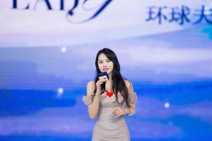 伊能静淡紫连衣裙造型惊艳，50岁穿出少女感