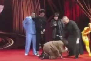 李艺彤跪郭德纲引争议：现代下跪礼仪的思考