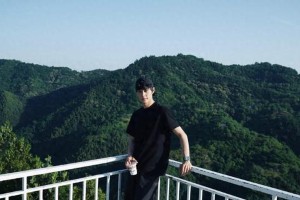柯淳片场扔烟头引争议，直播道歉称解压方式