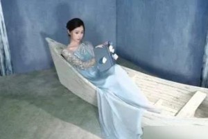 虞书欣蓝裙惊艳2025爱奇艺大会，时尚与演艺双突破