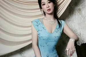 杨紫Elie Saab蓝裙惊艳亮相 西装谜底揭晓