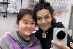 向佐怀化理发师晓华同框直播，新造型引热议
