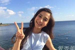 Angelababy深夜发文引猜测，回应称与粉丝对话