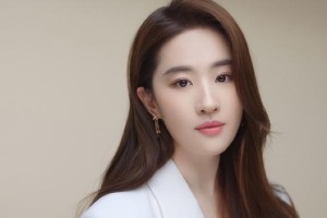刘亦菲《玫瑰的故事》泳装秀惊艳，37岁神仙姐姐风采依旧