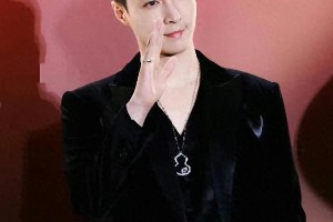 刘诗诗张艺兴亮相活动，明星状态引热议