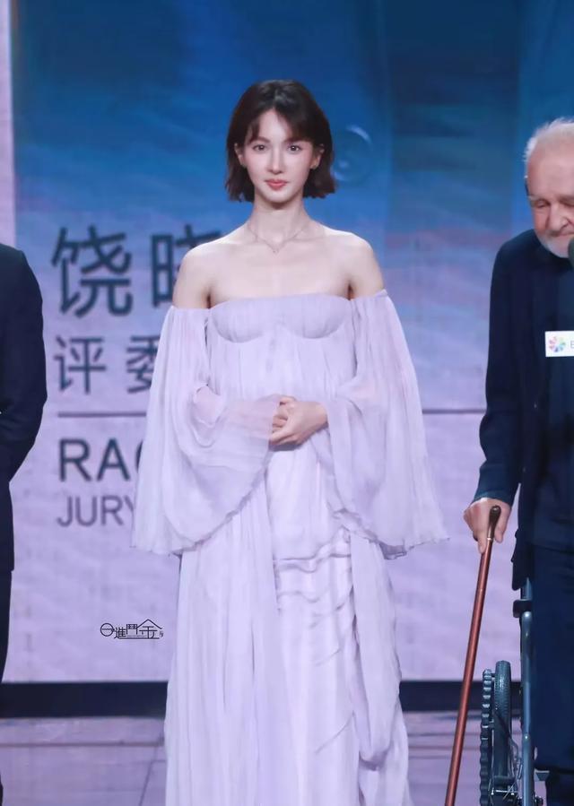 金晨与外国老者合影