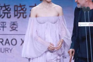 金晨性感美照曝光 身旁外国老头身份引猜测